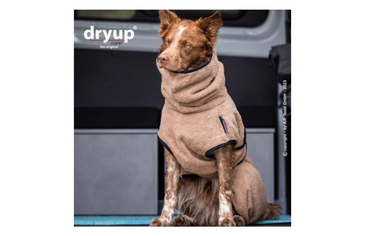 DRYUP Cape -Hundebademantel - coffee - NEUE FARBE - DRYUP-Bademantel-coffee-sitzend