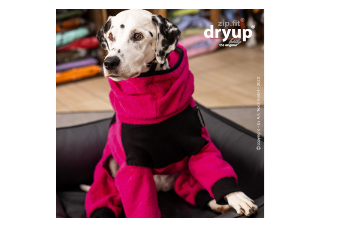 DRYUP BODY zipfit Hundebademantel mit Beinen - PINK - DRYUP-Bademantel-Body_pink-sitzend