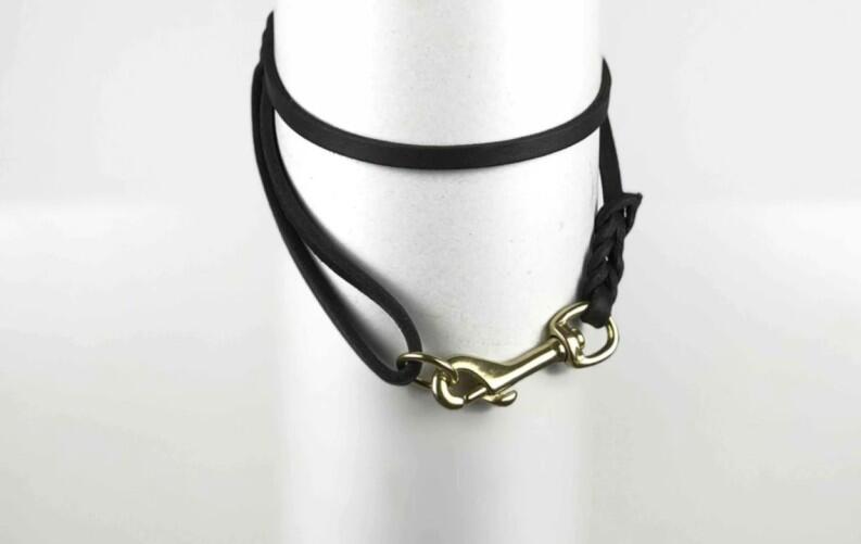 mit Ring in der Handschlaufe