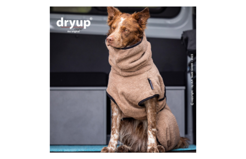 DRYUP-Bademantel-coffee-sitzend