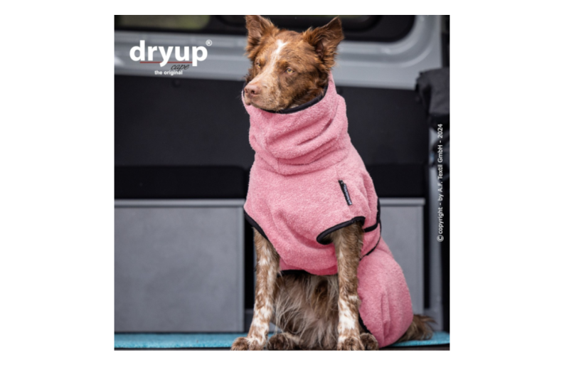 DRYUP-Bademantel-Body_rose-sitzend